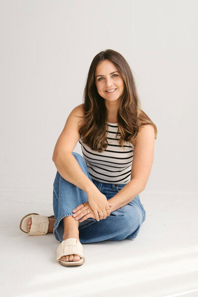 Cat a happy photographer posing in a studio